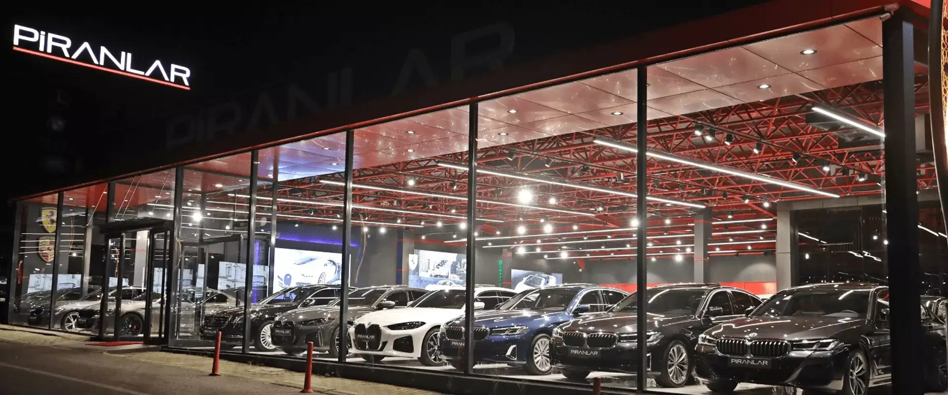 Piranlar showroomunda sergilenen otomobiller