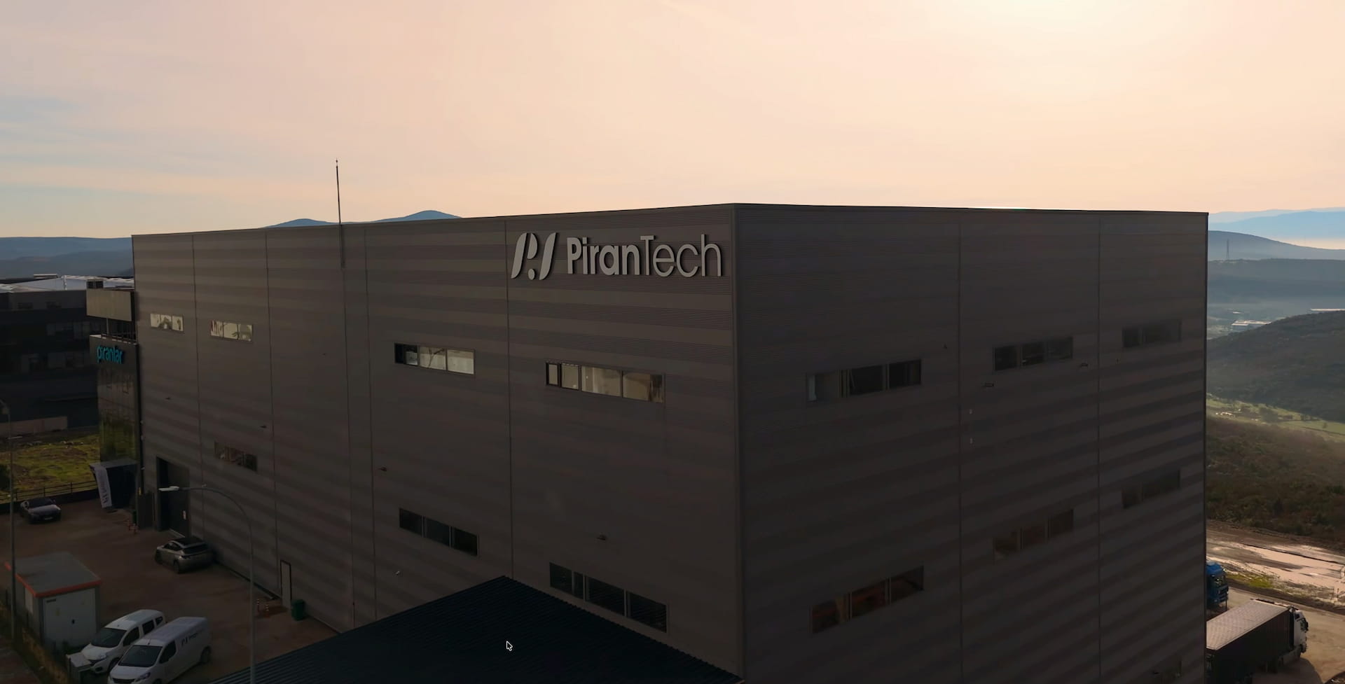 PiranTech logolu üretim ve lojistik tesisi