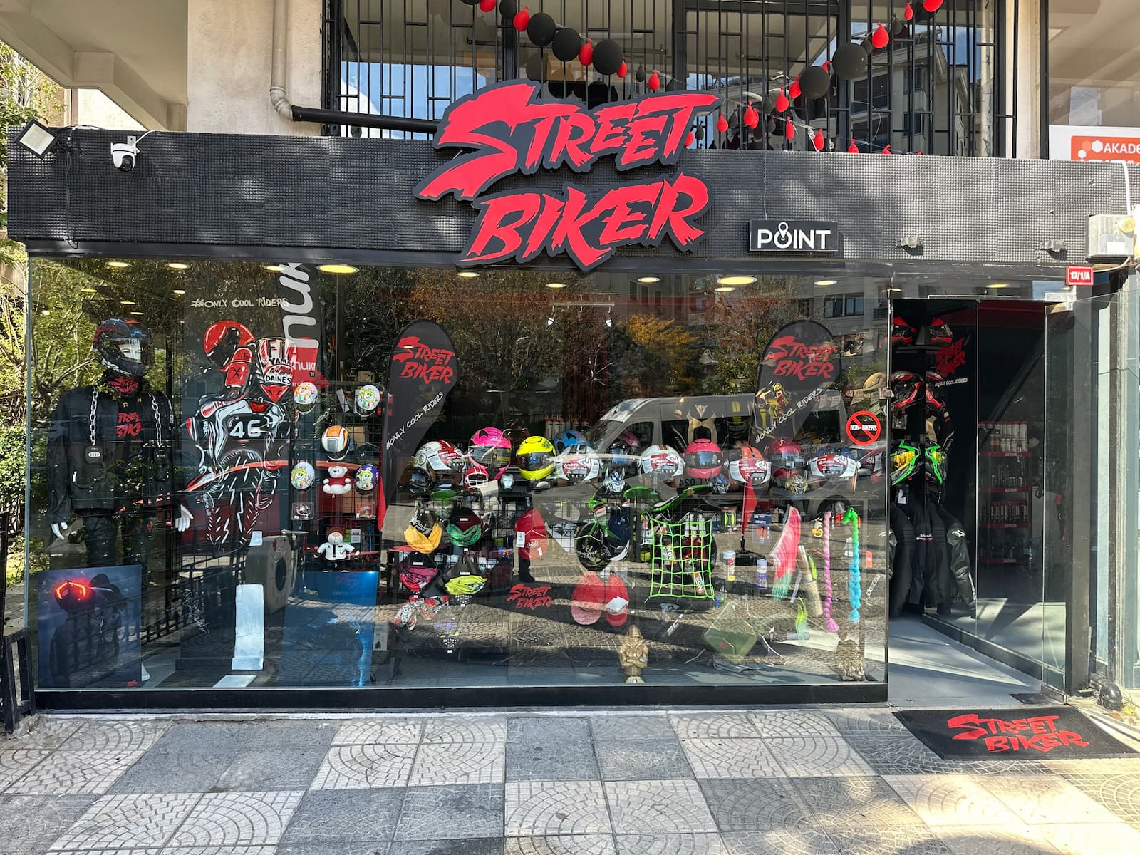 Street Biker motosiklet aksesuarları mağazasının vitrini