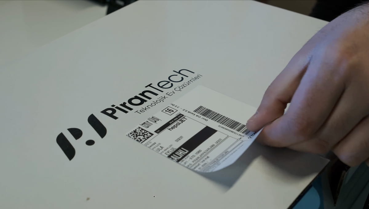 PiranTech logolu ürün kutusuna kargo etiketi yapıştırılıyor