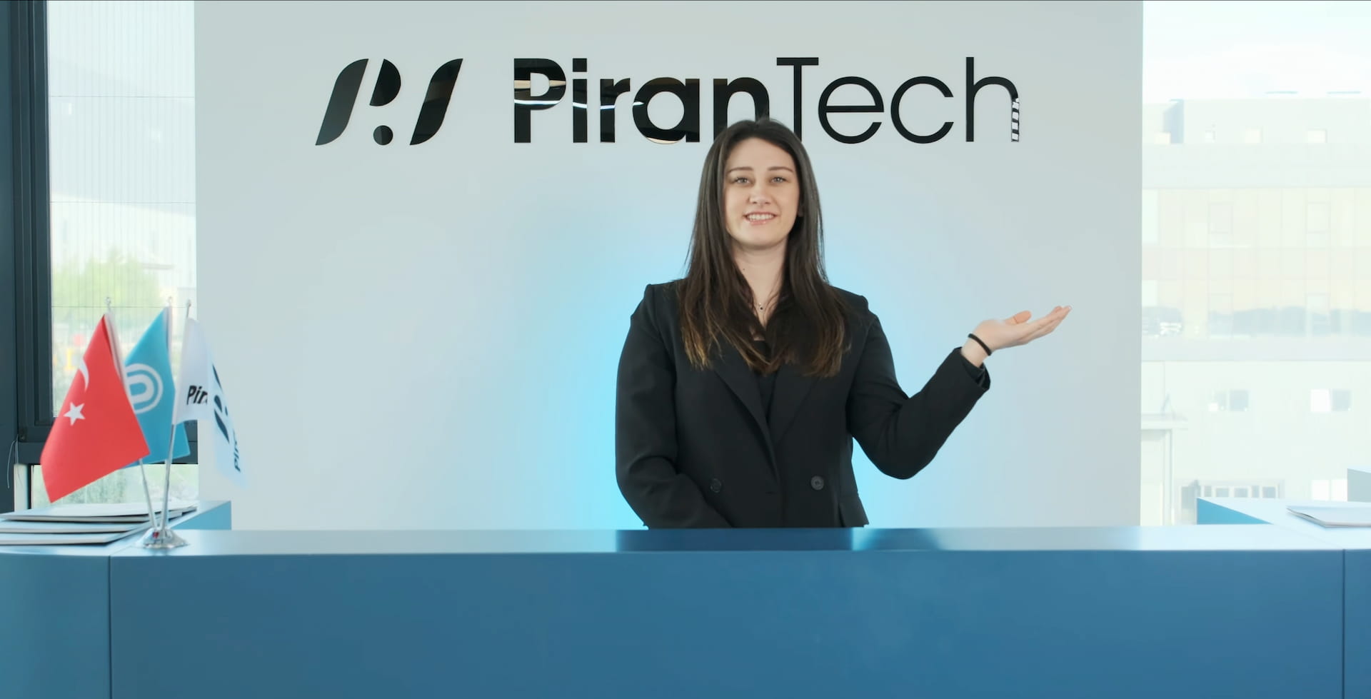 PiranTech genel merkezindeki karşılama bankosu